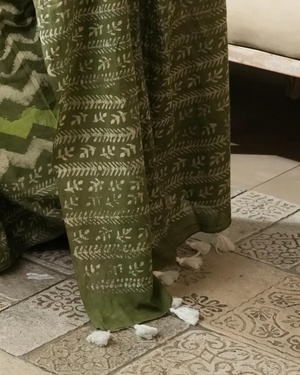 Rustic_Green_Cotton_Dabu_Wave_Print_Mul_Saree_For_Women